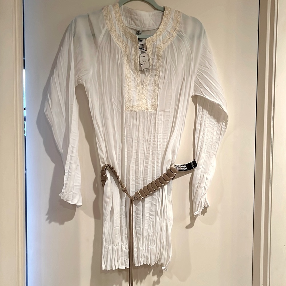 Laundry byShelliSegal white long sleeve Tunic / cover up with belt, size small
